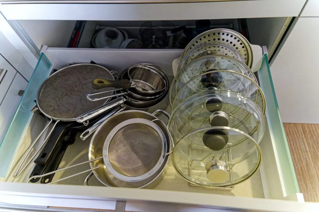 Jak lépe uložit víka v kuchyni