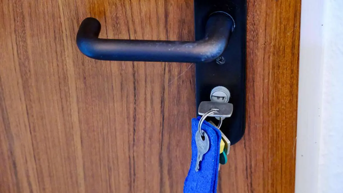 Nechat klíč od vchodových dveří v zámku přes noc? Zní to lákavě, ale není to dobrý nápad