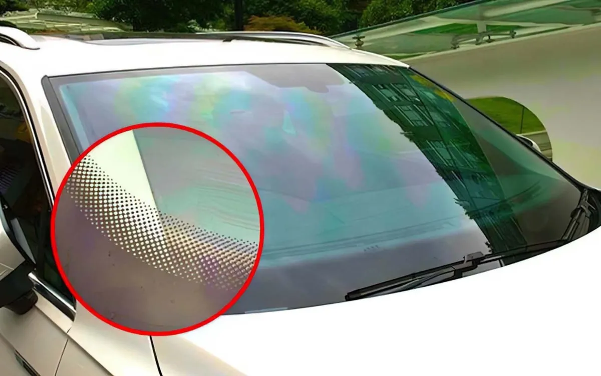 Záhada malých černých teček: proč jsou černé pruhy na čelním skle důležité