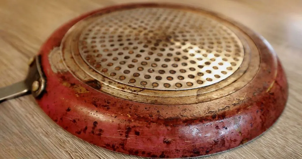 Jak vám kečup může zachránit zčernalé hrnce a pánve