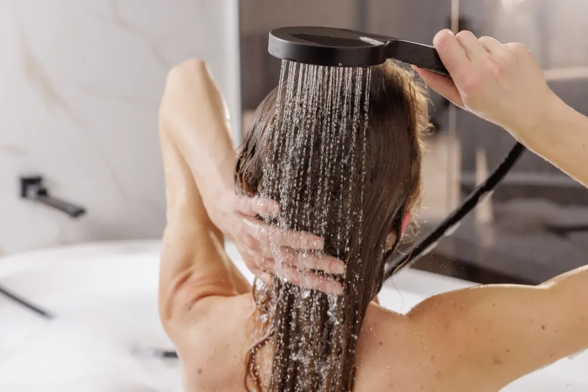 Sprchování po 65: proč na tom záleží a co změnit