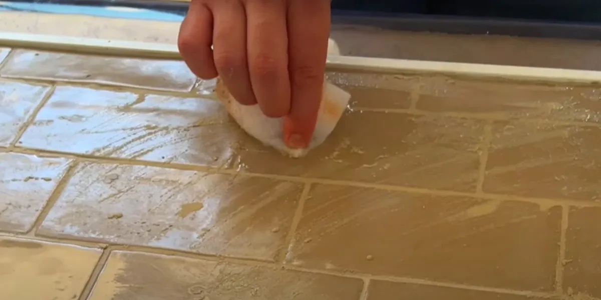 Jak čistit spáry bez drhnutí — domácí trik, který funguje