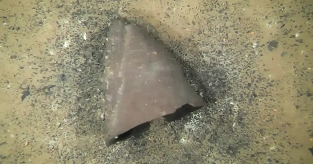 Přelomový objev: neolitická nádoba objevena na dně jezera Biwa