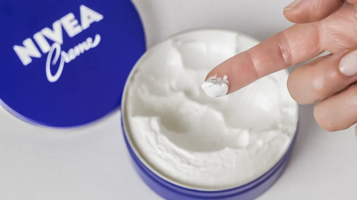 Dermatologové říkají: modrý krém Nivea je pořád jednička v péči o pleť