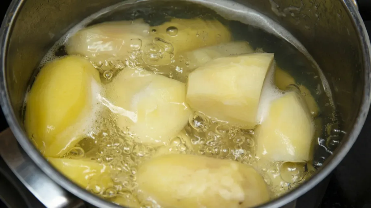 Malý trik, který vylepší vaření brambor