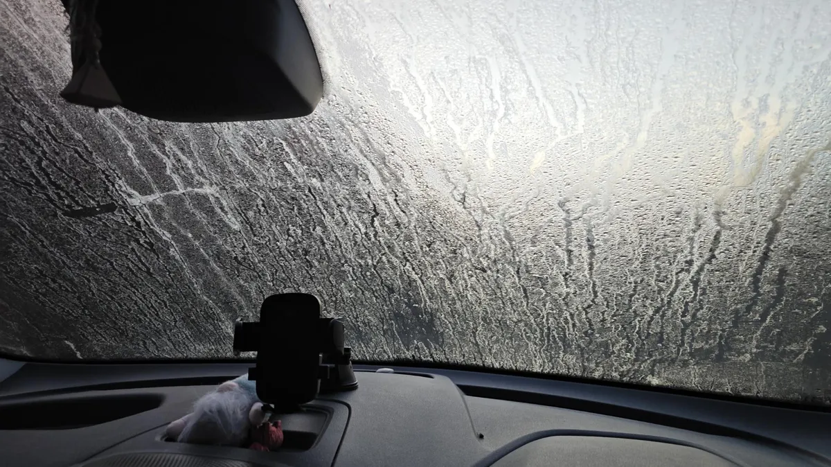 Jak se vyhnout zamrzlým autosklům v zimě