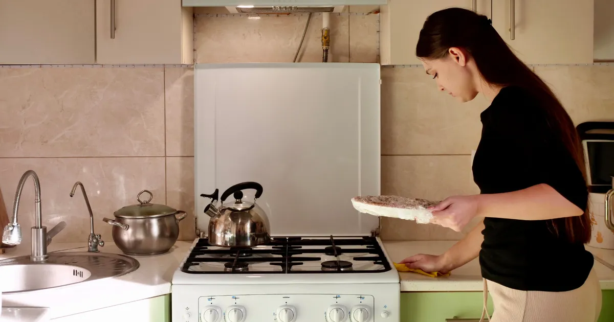 Psychologie úklidu v kuchyni — co nám návyky prozradí o mysli